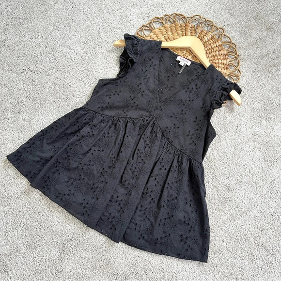 Andree By Unit Eyelet Flutter Sleeveless Floral Blouse Top Black Size S - Picture 2 of 10